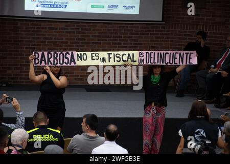 Cali, Colombia. 30 gennaio 2024. La gente manifesta con un segno contro l'avvocato generale colombiano Francisco Barbosa durante il Security Forum ospitato nella città di Cali, Colombia, il 30 gennaio 2024. Foto di: Sebastian Marmolejo/Long Visual Press Credit: Long Visual Press/Alamy Live News Foto Stock