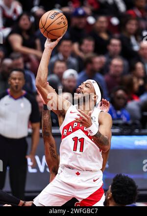 Chicago, Stati Uniti. 30 gennaio 2024. L'attaccante dei Toronto Raptors Bruce Brown tira il pallone durante la partita della stagione regolare NBA tra Toronto Raptors e Chicago Bulls allo United Center di Chicago, negli Stati Uniti, il 30 gennaio 2024. Crediti: Xu Jing/Xinhua/Alamy Live News Foto Stock