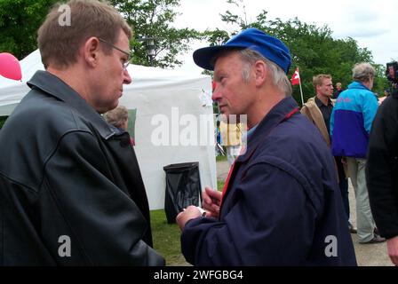 5,2001 giugno la nazione danese celebra la sua giornata costituzionale e il primo ministro danese Poul Nyrup Rasmussen è stato tra i partecipanti a celebrare e a presiedere la celebrazione della zona suberben Skovlunde-Copenhagen Danimarca giugno 5,2001 (foto di Francis Dean) Foto Stock