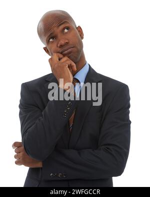 Affari, uomo nero confuso e pensiero in studio di idee, decisioni future e ricordare perché su sfondo bianco. Curioso dipendente da sogno ad occhi aperti Foto Stock