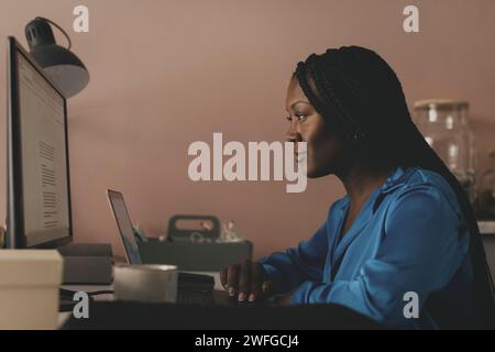 Professionale professionale femminile che lavora alla scrivania in ufficio Foto Stock