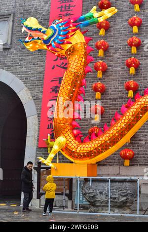 Qingzhou, Cina. 31 gennaio 2024. I turisti guardano le lanterne per celebrare il prossimo Festival di Primavera nella città antica di Qingzhou, a Qingzhou, in Cina, il 31 gennaio 2024. (Foto di Costfoto/NurPhoto) credito: NurPhoto SRL/Alamy Live News Foto Stock