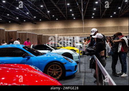 Bogotà, Colombia. 28 gennaio 2024. La gente sta guardando una mostra di Porsche all'MCM Show 2024 a Bogotà, Colombia, il 28 gennaio 2024, dove appassionati e collezionisti di automobili si riuniscono per apprezzare la cultura automobilistica colombiana, tra cui tuning, supercar e classici. (Foto di Sebastian Barros/NurPhoto)0 crediti: NurPhoto SRL/Alamy Live News Foto Stock