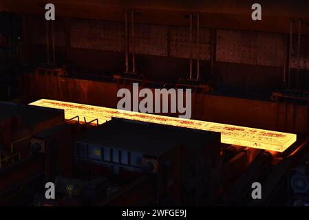 Incandescente brame in un mulino di acciaio - fabbrica industriale per la produzione di fogli di metallo Foto Stock