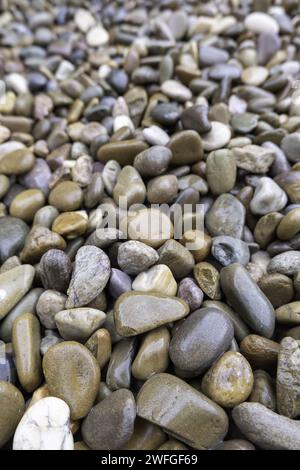 Dettagli di massi bagnati in una fredda giornata piovosa Foto Stock