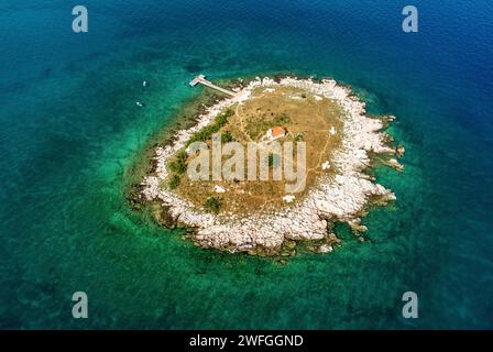 Vista aerea della splendida isola chiamata San Marino vicino alla costa di Novi Vinodolski, Croazia Foto Stock