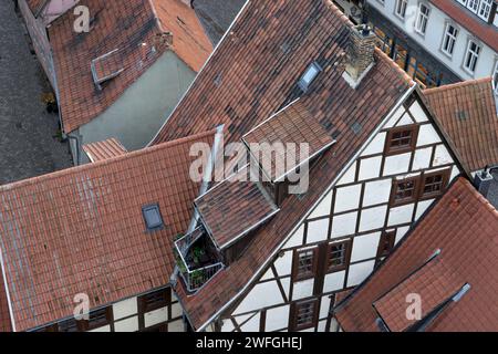 Vista dalla cima di una casa a graticcio a Quedlinburg, Sassonia-Anhalt, Germania Foto Stock