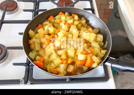 Zucchine con carote e cipolle stufate nella padella Foto Stock