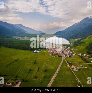 Panorama aereo Reschensee Italia. Valle di montagna con lago Reschen Foto Stock