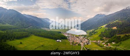 Panorama aereo Reschensee Italia. Valle di montagna con lago Reschen Foto Stock