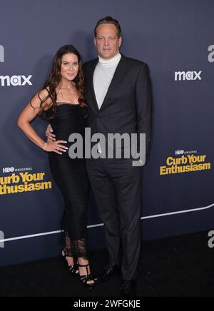 Los Angeles, USA. 30 gennaio 2024. LOS ANGELES, USA. 30 gennaio 2024: Kyla Weber & Vince Vaughn alla prima per l'ultima stagione di Curb Your Entreasm al Directors Guild Theatre. Credito immagine: Paul Smith/Alamy Live News Foto Stock