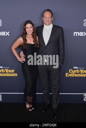 Los Angeles, USA. 30 gennaio 2024. LOS ANGELES, USA. 30 gennaio 2024: Kyla Weber & Vince Vaughn alla prima per l'ultima stagione di Curb Your Entreasm al Directors Guild Theatre. Credito immagine: Paul Smith/Alamy Live News Foto Stock