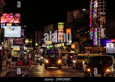 Segnali stradali e al neon su Chaweng Beach Road di notte, Ko Samui, Thailandia Foto Stock