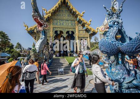 Chiang Rai, Thailandia. 19 gennaio 2024. I turisti entrano e escono dal Tempio Blu. Il Wat Rong Suea Ten (Tempio della Tigre Danzante), più comunemente conosciuto come il ''Tempio Blu'' è una fusione di tradizionali valori buddisti e architettura classica tailandese con scelte di design contemporanee, è stato progettato da Putha Kabkaew, uno studente dell'artista che ha costruito il famoso ''Tempio bianco' (immagine di credito: © Guillaume Payen/SOPA Images via ZUMA Press Wire) SOLO USO EDITORIALE! Non per USO commerciale! Foto Stock