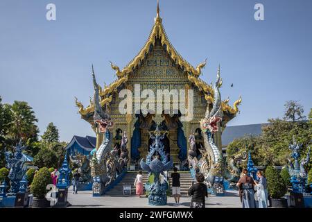 Chiang Rai, Thailandia. 19 gennaio 2024. Una vista generale del Tempio Blu. Il Wat Rong Suea Ten (Tempio della Tigre Danzante), più comunemente conosciuto come il ''Tempio Blu'' è una fusione di tradizionali valori buddisti e architettura classica tailandese con scelte di design contemporanee, è stato progettato da Putha Kabkaew, uno studente dell'artista che ha costruito il famoso ''Tempio bianco' (immagine di credito: © Guillaume Payen/SOPA Images via ZUMA Press Wire) SOLO USO EDITORIALE! Non per USO commerciale! Foto Stock