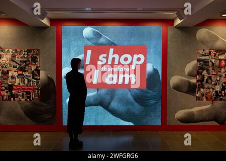 Serpentine South, Londra, Regno Unito. 31 gennaio 2024. Barbara Kruger: Pensare a te. Intendo me. Intendo te. La mostra si svolge al Serpentine South dal 1 febbraio al 17 marzo 2024 ed è la prima mostra istituzionale personale dell'artista a Londra da oltre vent'anni, con una selezione unica di installazioni, oltre a opere di immagini in movimento e paesaggi sonori multipli. Immagine: Compro quindi sono, 1987/2019. Crediti: Malcolm Park/Alamy Live News Foto Stock