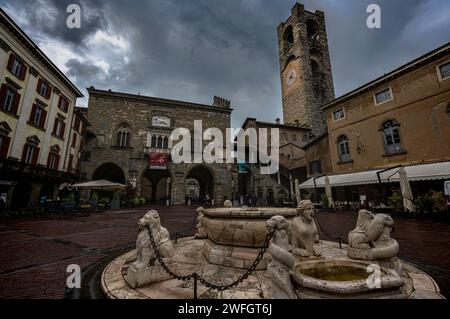 Torre Civica, Campanone, Piazza Vecchia, Bergamo, Lombardia, Italia. Aprile 2023 Foto Stock