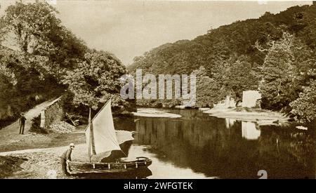 Fotografia del pescatore e della sua barca a Old Mill Creek, River Dart, vicino al Royal Navy College, Dartmouth. Dal libro Glorious Devon. Di S.P.B. Mais, pubblicato da London Great Western Railway Company, 1928. La foto è probabilmente più vecchia, intorno al 1910. Foto Stock