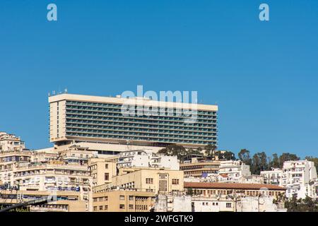 Vista dall'angolo basso dell'hotel El-Aurassi in cima alla città di Algeri. Foto Stock