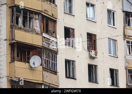 CHARKIV, UCRAINA - 31 GENNAIO 2024 - Un edificio residenziale e alto danneggiato da un attacco di droni russi, Charkiv, Ucraina nord-orientale. Foto Stock