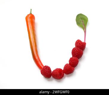 Lettera U di insalata verde, lampone, peperoncino alfabetico ABC maiuscole di peperoncino, pepe, u per testo, enciclopedia, libro di cucina, menu Foto Stock