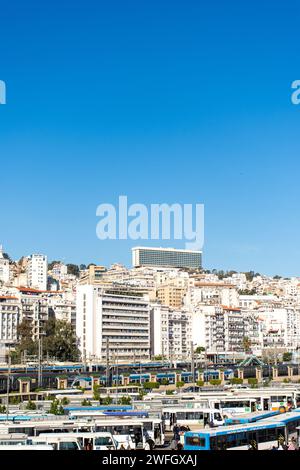 Vista dall'angolo basso dell'hotel El-Aurassi in cima alla città di Algeri. Foto Stock