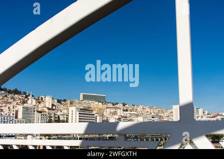 Vista dall'angolo basso dell'hotel El-Aurassi in cima alla città di Algeri. Foto Stock