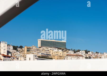 Vista dall'angolo basso dell'hotel El-Aurassi in cima alla città di Algeri. Foto Stock