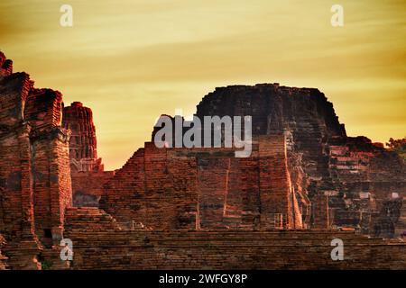 Rovine dell'antico shikhara buddista, dagoba, stupa nel sud della Thailandia, Ayutthaya. L'antica capitale del regno di Ayutthaya, che precedette sia Foto Stock
