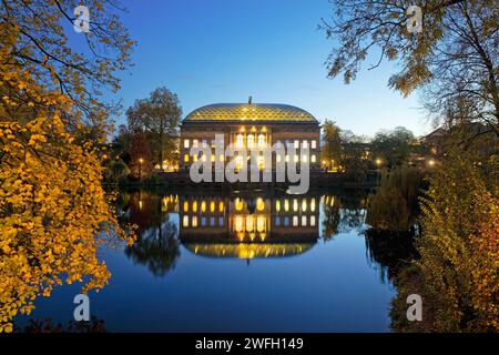 Staenderhaus K21 riflesso nello stagno Kaiserteich in autunno la sera, Schwanenspiegel, Germania, Renania settentrionale-Vestfalia, basso Reno, Dusseldorf Foto Stock