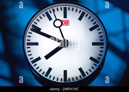 Orologio della stazione centrale la mattina presto di ottobre, dettaglio, Germania, Renania settentrionale-Vestfalia, Colonia Foto Stock