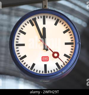 Orologio della stazione centrale la mattina presto di ottobre, dettaglio, Germania, Renania settentrionale-Vestfalia, Colonia Foto Stock