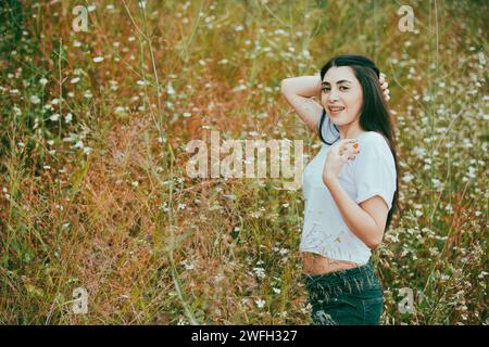Bella giovane donna in piedi sul campo Foto Stock