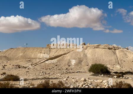 Vista a distanza dell'ospedale tedesco-turco (1906-1917) costruito sulle rovine del forte bizantino a Nizana scritto anche Nitzana, un'antica città nabatea situata nel deserto del Negev sud-occidentale in Israele vicino al confine egiziano. Foto Stock