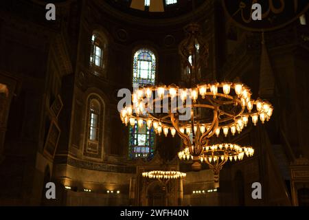 L'architettura interna di Hagia Sophia (chiamata anche Hagia Sofia o Ayasofya), famosa pietra miliare bizantina e meraviglia del mondo. Lampadario, muri e la vittoria Foto Stock