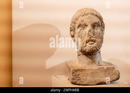 Primo piano su un'antica testa romana maschile scolpita in pietra Foto Stock