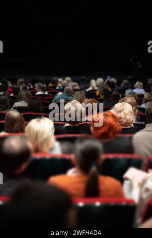 Il pubblico del teatro è seduto prima dello spettacolo Foto Stock