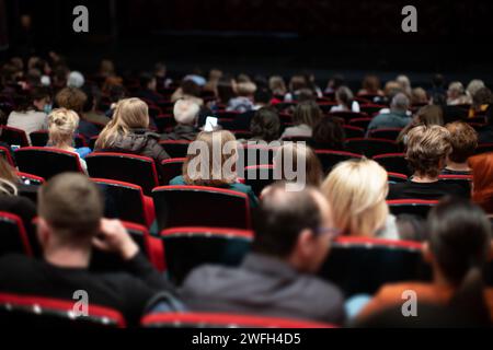 Il pubblico del teatro è seduto prima dello spettacolo Foto Stock