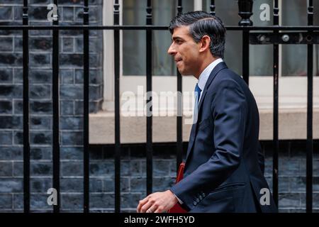 Downing Street, Londra, Regno Unito. 31 gennaio 2024. Il primo ministro britannico, Rishi Sunak, parte dal numero 10 di Downing Street per partecipare alla sessione delle domande del primo ministro (PMQ) alla camera dei comuni. Foto di Amanda Rose/Alamy Live News Foto Stock