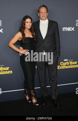 Los Angeles, CA. 30 gennaio 2024. Kyla Weber, Vince Vaughn alla premiere della 12a stagione della HBO di Curb Your Entreasm il 30 gennaio 2024 al DGA Theater Complex di Los Angeles, California Credit: Faye Sadou/Media Punch/Alamy Live News Foto Stock