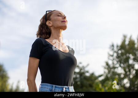 donna che si gode una bella giornata all'aperto Foto Stock