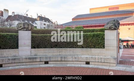 Opere d'arte e sculture dei pianeti al British Museum, Euston Road, Londra Foto Stock