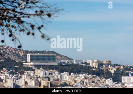 Vista dall'alto dell'Aurassi Hotel sulla cima della città di Algeri. Foto Stock