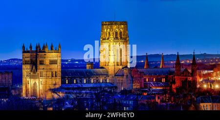 Una vista della Cattedrale di Durham nella città illuminata al crepuscolo, vista da lontano con cieli limpidi Foto Stock