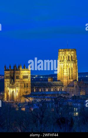 Una vista della Cattedrale di Durham nella città illuminata al crepuscolo, vista da lontano con cieli limpidi Foto Stock