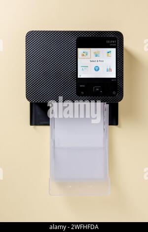 Antalya, Turchia - 31 gennaio 2024: Stampante fotografica mobile Canon Selphy CP1500 su sfondo giallo Foto Stock