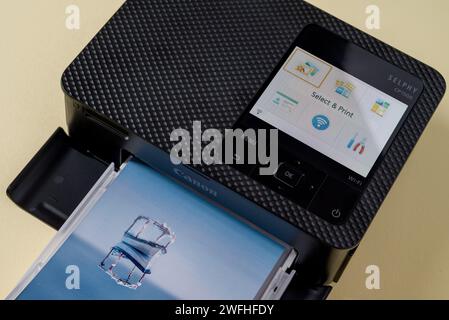 Antalya, Turchia - 31 gennaio 2024: Stampante fotografica mobile Canon Selphy CP1500 su sfondo giallo Foto Stock