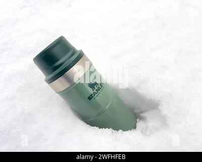 Antalya, Turchia - 31 gennaio 2024: Tazza Stanley Action Trigger thermos in piedi sulla neve in inverno Foto Stock