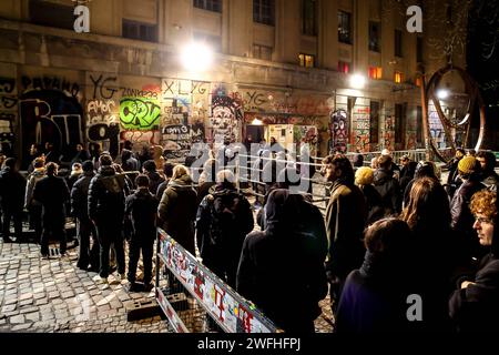 Berghain Club Berlin, CTM Festival 2024 Meinschenschlange zum Eintritt Berghain Club Berlin *** Berghain Club Berlin, CTM Festival 2024 la mia coda per l'ingresso al Berghain Club Berlin Foto Stock