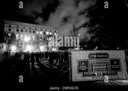 Berghain Club Berlin, CTM Festival 2024 Meinschenschlange zum Eintritt Berghain Club Berlin *** Berghain Club Berlin, CTM Festival 2024 la mia coda per l'ingresso al Berghain Club Berlin Foto Stock